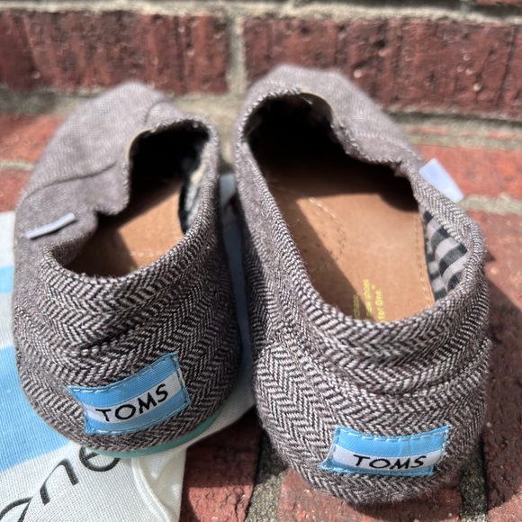Toms made exclusively for Neiman Marcus. Elastic at top of foot. Size 8 - Picture 6 of 11